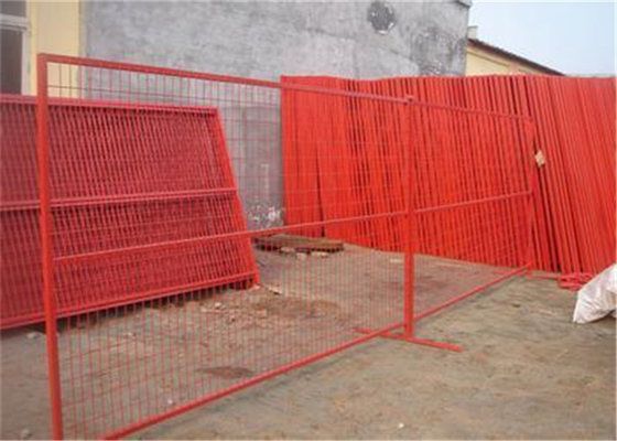 Hàng rào lưới tạm thời màu đỏ với chân nhựa và chân sắt cho công trường