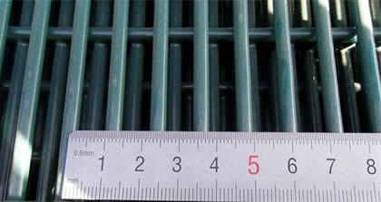 Bảng điều khiển hàng rào 358 với kích thước lưới dài 76,2 mm