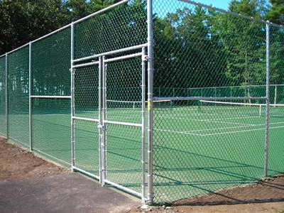 Chuỗi hàng rào mạ kẽm liên kết sân tennis.