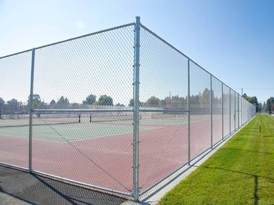 Hàng rào sân tennis phủ polymer với cổng đôi.