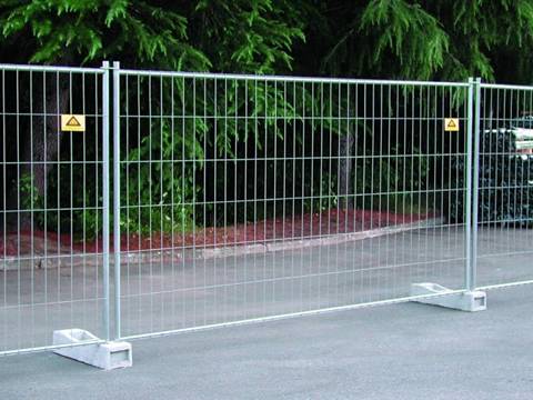 Hàng rào di động Úc được lắp đặt ở con đường phía sau công viên.