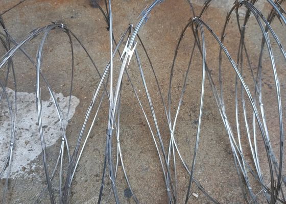 5% giảm PVC PE phủ nhựa thép cao sức mạnh râu dây thép gai để bảo vệ lưới / Farm hàng rào