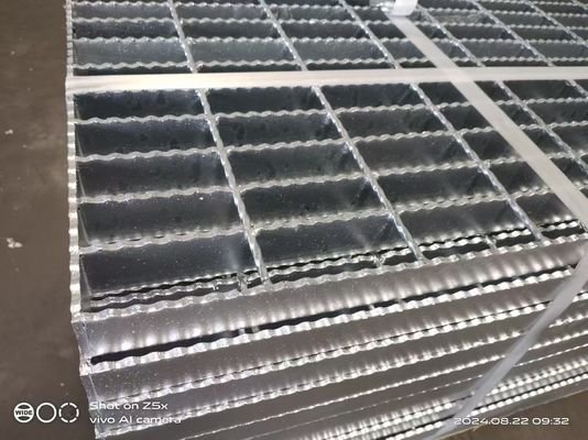 Hot Dip Galvanized Plain / Serrated Steel Grating cho đường đi bộ nền tảng