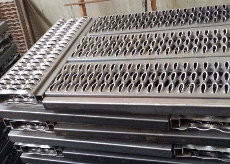 10 ′ / 12 ′ Rãnh rãnh mạ kẽm bằng nhôm có lỗ kim cương Chiều dài tiêu chuẩn