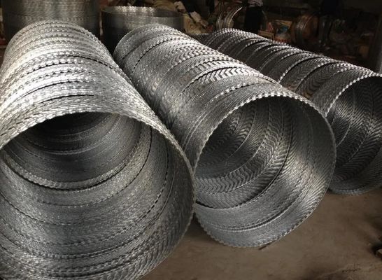 Hot Dip Galvanized Barbed Razor Blade Concertina Wire Đối với chống cướp biển