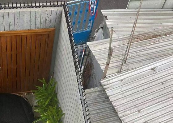Phòng chống leo lên hàng rào bảo mật tường gai loại cạo đơn với galvanized / bột phủ bề mặt điều trị