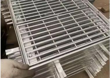 LTA Động cơ Ramps ốp phủ hoặc thoát nước S275jr ốp phủ rãnh điện tấm cho thoát nước