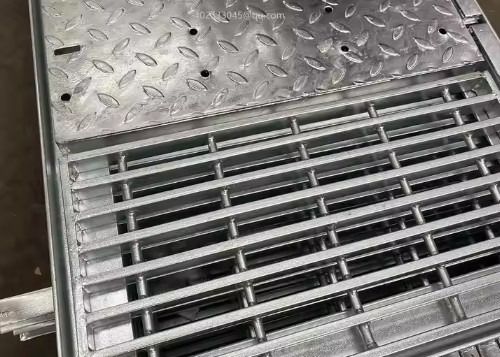 Bảng vỉa hè Vật liệu kim loại Hot DIP mạ thép Sawtooth Grating cho bàn chân Pedal Platform đi bộ