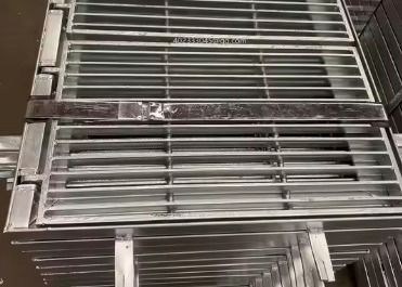 Bảng vỉa hè Vật liệu kim loại Hot DIP mạ thép Sawtooth Grating cho bàn chân Pedal Platform đi bộ