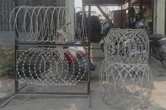 600mm HDG BTO-16 5 Clamps 100 Loops Anti Climbing Border sử dụng thép cưa container