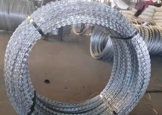 600mm HDG BTO-16 5 Clamps 100 Loops Anti Climbing Border sử dụng thép cưa container