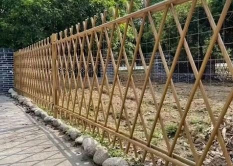 Sắt / mạ nhân tạo / mô phỏng hàng rào tre màu vàng với hình dạng lỗ tam giác