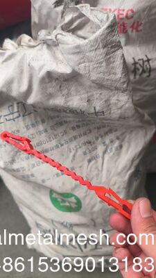 Kẹp đỡ nhựa màu đỏ dùng để đặt giữa dây kẽm gai concertina và dây