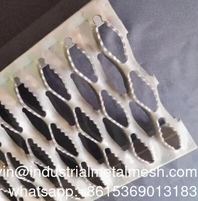 Phòng chống trượt thép lỗ lưới an toàn kim cương cầm đinh đường đi bộ vật liệu Bảng lưới an toàn cho sàn đi bộ