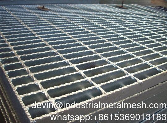 Trọng lượng nặng Galvanized hàn serrated chống trượt hầm thoát nước cống vỏ tấm sàn công nghiệp Bãi đi bộ nền tảng thép Bar Grating