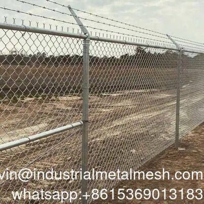 Tùy chỉnh bền vững bán buôn bột phun PVC phủ dây chuyền nối hàng rào Cyclone Wire Mesh hàng rào cho sân bóng chày