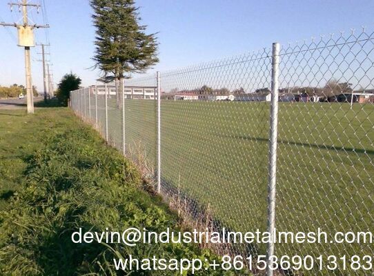 Tùy chỉnh bền vững bán buôn bột phun PVC phủ dây chuyền nối hàng rào Cyclone Wire Mesh hàng rào cho sân bóng chày