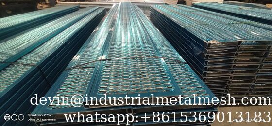 Tấm lưới an toàn chống trượt mạ kẽm nhúng nóng một mảnh, có lỗ, dạng kim cương với diện tích mở 35% cho sàn xe tải