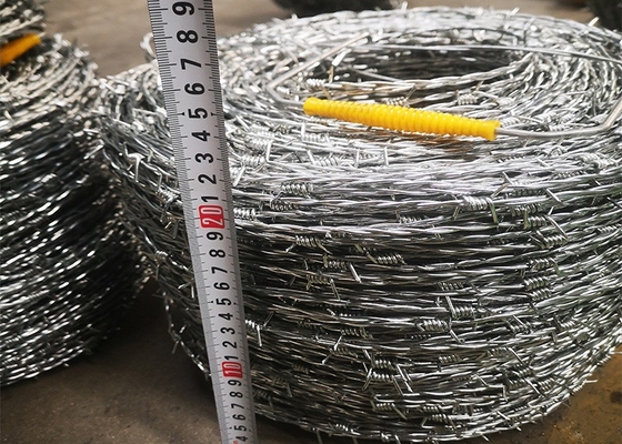Dây thép gai xoắn đôi mạ kẽm 20kg / cuộn cho ranh giới cỏ