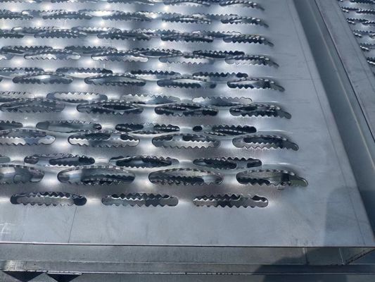 Lưới thép lỗ tròn dày 2 mm Lưới thép mạ kẽm cho sàn cầu thang Tiêu chuẩn EN