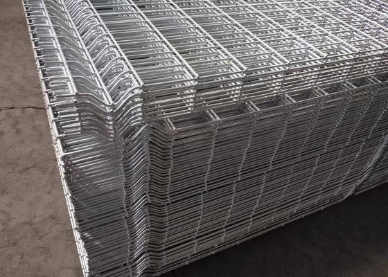 Hoàn thiện khung bọc PVC và hàng rào lưới thép cong 3D