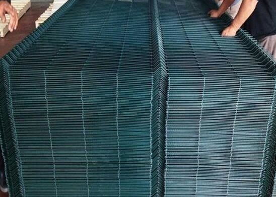 Hàng rào kim loại cong uốn cong hình tam giác 3d Bảng điều khiển an ninh lưới thép hàn cho sân vườn