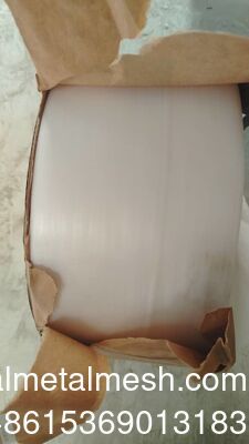 Màu trắng Đen Xanh Màu vàng Máy đóng gói băng đai cuộn giá nhà máy Polyester bọc nhựa cuộn làm ở Trung Quốc