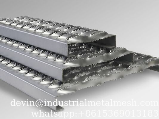Bậc thang chống trượt bằng thép không gỉ có lỗ hình miệng cá sấu